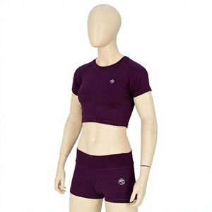 Ensemble de sport pour femme – T-shirt à manches courtes coupe ajustée, soutien-gorge de sport, short de yoga taille haute, extensible dans les quatre sens, écologique, couleur unie - Product Image 1