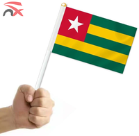Drapeau à main personnalisé en polyester 14 * 21 cm du Togo avec mât en plastique de 30 cm