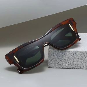 Gafas de Sol Personalizadas con Logotipo, Diseño Retro 2025, con Remaches, Estilo Ojo de Gato, Protección UV400, Montura Grande Cuadrada, para Hombre y Mujer - Product Image 3
