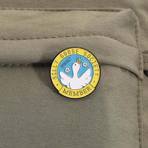Pin Enamel Kelab angsa konyol resmi bros kerah bebek hewan lucu hadiah perhiasan kartun untuk teman menyenangkan - Product Image 3