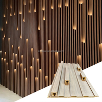 Panneau mural décoratif cannelé en PVC WPC fluorescent lumineux moderne avec éclairage LED pour projets commerciaux intérieurs