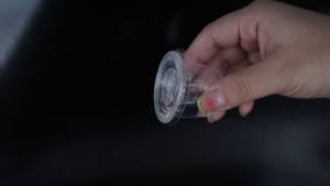 Vaso de Salsa de Plástico Transparente de Alta Calidad de 98 mm con Fondo Redondo y Logotipo Personalizado para Envasado de Alimentos para Llevar - Product Image 5