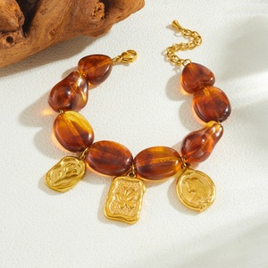 Conjunto de Joyería de Acero Inoxidable Chapado en Oro con Colgante de Mariposa y Flor, Pulsera y Collar de Cuentas de Resina Irregulares Marrón-Rojo - Product Image 3