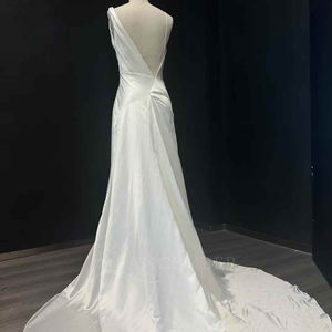 Robe de mariée sirène moderne NT29 en satin, longue, brillante, dos nu, à une épaule, avec appliques de fleurs en cristal et traîne chapelle - Product Image 5