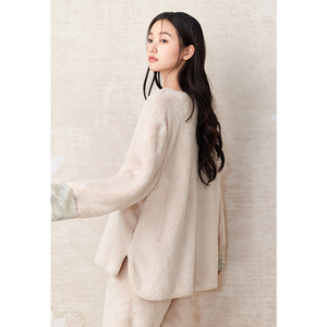 Set <span class=keywords><strong>Pigiama</strong></span> in Pile Beige di Alta Qualità per Donna - Morbido, Traspirante <span class=keywords><strong>con</strong></span> Eleganti <span class=keywords><strong>Polsini</strong></span> e Dettaglio Coulisse per il Relax Invernale - Product Image 3