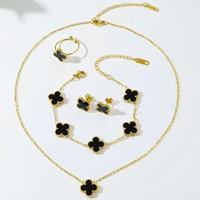 Parure de bijoux trèfle porte-bonheur en acier inoxydable plaqué or léger pour femme : collier, bracelet, bague et boucles d'oreilles pour soirée