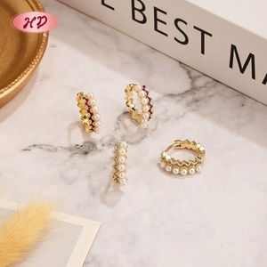 Aretes de Aro con Perlas Onduladas Hengdian, Circonia Blanca, Chapado en Oro de 18K, Latón, de Fábrica - Product Image 3
