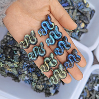 Venta al por mayor de adornos de piedras preciosas de labradorita talladas a mano con forma de serpiente y murciélago para manualidades de joyería y decoración del hogar