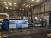 Machine de formage à chaud automatique à haute température et à fonctionnement continu pour la fabrication de bandes de caoutchouc à âme en acier avec moteur