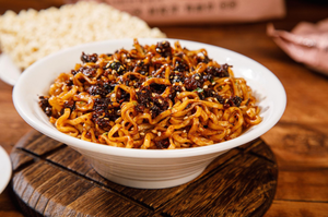 Nouilles asiatiques très vendues au <span class=keywords><strong>goût</strong></span> de jaune d'œuf salé et de sauce à la viande traditionnelle de Pékin, saveur riche et préparation facile - Product Image 4