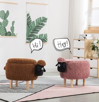 Tabouret mignon en forme de mouton de dessin animé, repose-pieds en peluche, pieds en bois massif, décoration de chambre d'enfant, pouf en velours doux pour le salon