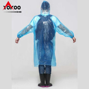 Imperméable jetable YOKOO en PE avec capuche et poignets élastiques pour la randonnée, les voyages et les activités de plein air - Product Image 4