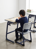 Ensemble bureau et chaise de classe avec base en acier bleu marine et panier de rangement pour l'école, la maison ou la salle d'étude