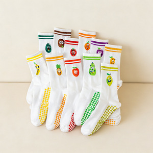 Chaussettes de sport antidérapantes en jacquard à motif de fruits de dessin animé pour le Pilates - Product Image 1