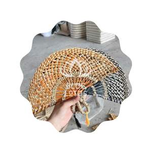 Éventail artisanal en herbe de mer naturelle - Product Image 1