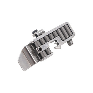 Pied presseur à rouleaux métallique anti-plis pour surjeteuse avec roulement à billes pour coutures 4 et 5 fils - Product Image 3