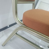 Chaise de banquet de luxe en gros, élégante, en fer, empilable, pour la location, idéale pour la restauration en extérieur et l'hôtellerie