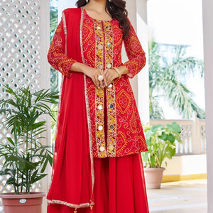 Conjunto Kurta Sharara Corto por Encima de la Rodilla de Rayón Rojo Unity Luxure con Estampado Bandhani, Trabajo de Espejos y Dupatta a Juego, Ropa Étnica Festiva - Product Image 1