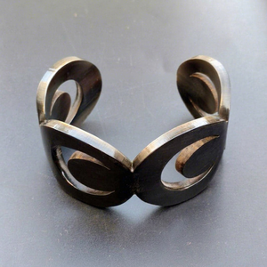 Brazalete de Cuerno de Vaca Hecho a Mano, Pulido Natural, Joyería Étnica - Product Image 1