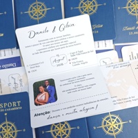 Invitation de mariage bleu marine personnalisée sur le thème du voyage, avec compas en feuille d'or, carte du monde et billet d'embarquement