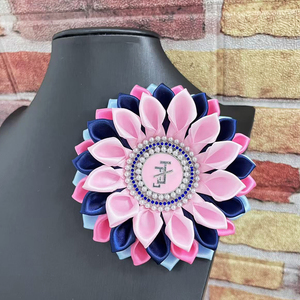 Spilla a forma di fiore rotondo JJ ispirata alla confraternita Fashion Sorority, spilla a forma di fiore in raso africano - Product Image 1