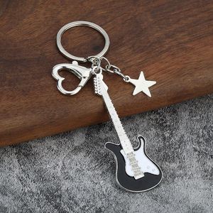 Llavero de guitarra Y2K con corazón y estrella, colgante de instrumento musical de moda rock punk, llavero para bolso, regalo, llavero de guitarra de metal - Product Image 4