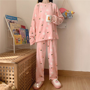 Conjunto de Pijama de Invierno 2025 con Diseño de Dibujos Animados - Ropa de Dormir de Franela Coral Gruesa, Conjunto de Dos Piezas para Mujeres y Niñas - Product Image 3