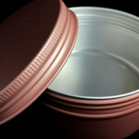 Tarro Redondo de Aluminio Plateado de Grado Alimenticio Modelo KX al por Mayor con Tapa y Cepillo, 83mm de Diámetro, 28mm de Altura, 100ml de Capacidad