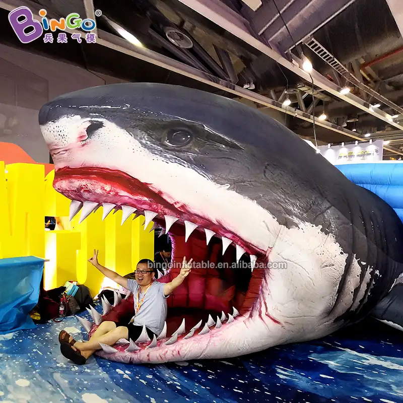 अनुकूलित आकार के साथ 5x3.7x3 महाराष्ट्र मॉडल शार्क सिर तेज दाँत घटनाओं के लिए inflatable