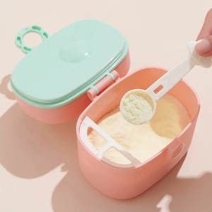 Conteneur de voyage ergonomique portable pour bébés, distributeur de lait en poudre et boîte à collation, motif dessin animé blanc et bleu, sans BPA - Product Image 3
