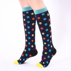 Chaussettes de sport de compression unisexes en gros, personnalisées, confortables, pour jeunes, noires, en spandex/<span class=keywords><strong>nylon</strong></span>/coton - Product Image 5