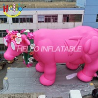 Modèle de vache gonflable géante rose, mascotte mignonne de dessin animé avec lunettes et fleurs pour événements sur le thème de la ferme et la publicité