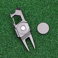 Outil de réparation de divots de golf 7-en-1 en alliage de zinc durable avec marqueur de balle vierge, ouvre-bouteille, nettoyeur de rainures et accessoires de putting (75 mm)