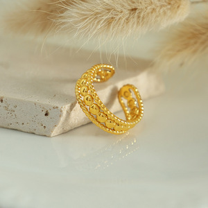 แหวนวงกว้างแบบซ้อนได้สไตล์ยุโรปอเมริกัน รูปทรงลูกบอลสีทอง แหวนวงเปิดแบบโปร่ง สำหรับผู้หญิง สวมใส่ได้ทุกวัน - Product Image 4