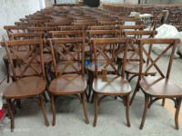 Chaise empilable en bois massif à dossier croisé, populaire pour la vente en gros, idéale pour mariages, restaurants, cafés, hôtels et événements extérieurs – Solution de sièges.