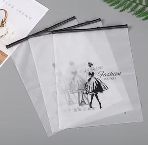 Sac de vêtements personnalisé en tissu givré avec fermeture éclair en PE, estampage à chaud, vente en gros, écologique, anti-poussière - Product Image 4