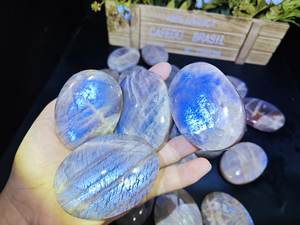 Venta al por mayor Natural <span class=keywords><strong>de</strong></span> alta calidad <span class=keywords><strong>de</strong></span> cristal curativo pulido fuerte luz azul <span class=keywords><strong>piedra</strong></span> lunar Palma <span class=keywords><strong>para</strong></span> <span class=keywords><strong>la</strong></span> decoración del regalo - Product Image 2