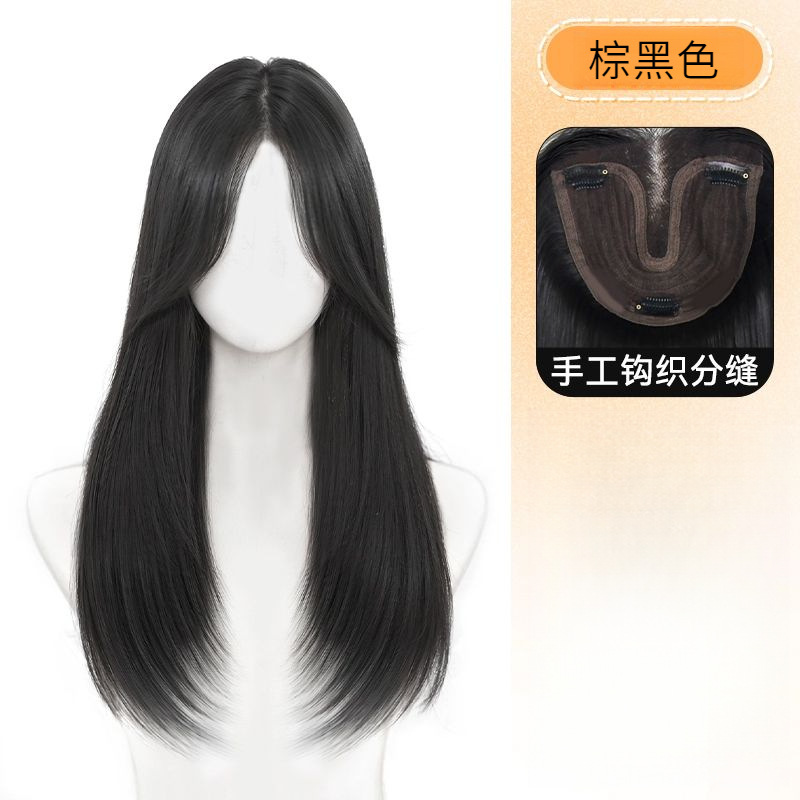 Cheveux longs, raides, avec une raie au milieu, de couleur brune ou noire.