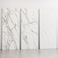 Panneaux de pierre frittée blanche sans joint à multiples faces, effet marbre poli, revêtement mural pour projets de design d'intérieur de luxe