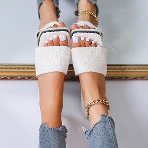 Nuevas Sandalias Cuadradas Cálidas de Talla Grande, Antideslizantes para Interiores y Exteriores, Pantuflas de Algodón con Relieve y Forro de Felpa para el Hogar - Product Image 6