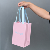 Sacs cadeaux en papier mat en gros, logo imprimé personnalisé, ruban en satin assorti pour boutique