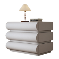 Nouvelle table de chevet tendance de style italien, design minimaliste en cuir blanc crème, construction en bois massif et rangement pour chambre à coucher
