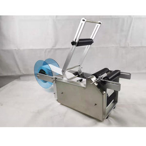 Machine d'étiquetage semi-automatique MT50 pour bouteilles rondes avec codeur pour bocaux en verre, flacons et boîtes de conserve - Product Image 3