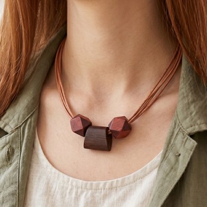 Collier minimaliste à trois brins en corde de cuir, perles en bois polygone bicolores, ornement de cou décontracté vintage pour femme - Product Image 3