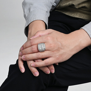 Anillo KUYA de Acero de Titanio con Micro Pavé de Diamantes, Joyería de Moda para Hombre, Regalo con Forma Geométrica de Letra - Product Image 2