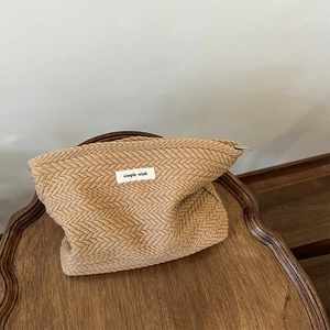 Nouvelle arrivée : Trousse de rangement portable pour serviettes hygiéniques et cosmétiques, en toile résistante à l'eau avec fermeture éclair - Product Image 2