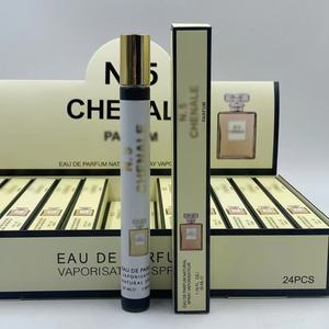Amber Floral Oriental Eau De Parfum | Notes chaudes de vanille, de <span class=keywords><strong>patchouli</strong></span> et de rose avec éclat d'agrumes | Parfum de luxe longue durée - Product Image 4