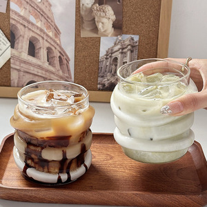 Vente en gros de gobelets en verre de 420 ml, transparents, sans plomb, en borosilicate de haute qualité, résistants à la chaleur, faits à la main, de forme ronde irrégulière, mignons, pour le café - Product Image 1