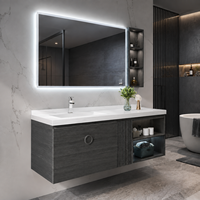 Meuble-lavabo mural flottant moderne en bois gris avec vasque, miroir LED et étagère ouverte pour projets hôteliers et d'appartements