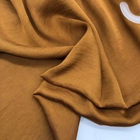 Le tissu en mousseline de satin super doux froissé convient aux robes glissantes et aux jupes et nuisettes d'été pour femmes